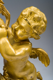 Exceptionnelle garniture de chemin&eacute;e Napol&eacute;on III d'une grande finesse en trois pi&egrave;ces en bronze dor&eacute; &agrave; d&eacute;cor floral et de putti, France, 19&egrave;me si&egrave;cle