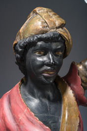 Grande paire de torch&egrave;res dites 'Aux Maures' &agrave; cinq lumi&egrave;res en bois sculpt&eacute; et polychrom&eacute;, Italie, Venise, vers 1900