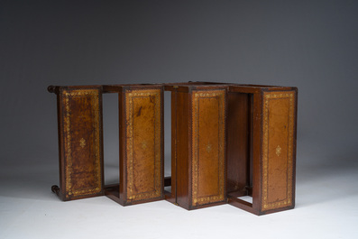 Escalier de biblioth&egrave;que en acajou rev&ecirc;tue de cuir et transformable en table d'appoint, Angleterre, &eacute;poque victorienne, vers 1900