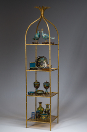 Etag&egrave;re &agrave; quatre niveaux en verre fum&eacute; et m&eacute;tal dor&eacute; imitant le bambou, circa 1960