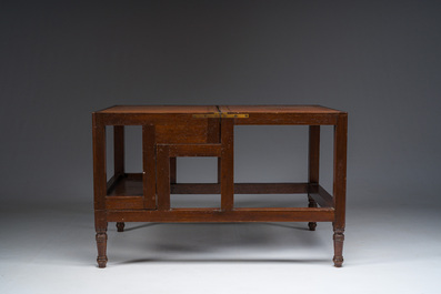 Escalier de biblioth&egrave;que en acajou rev&ecirc;tue de cuir et transformable en table d'appoint, Angleterre, &eacute;poque victorienne, vers 1900