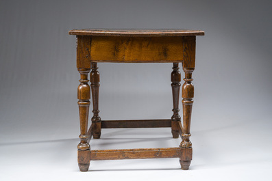 Table de changeur &agrave; un tiroir en ch&ecirc;ne, Flandre, 18&egrave;me si&egrave;cle