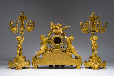 Exceptionnelle garniture de chemin&eacute;e Napol&eacute;on III d'une grande finesse en trois pi&egrave;ces en bronze dor&eacute; &agrave; d&eacute;cor floral et de putti, France, 19&egrave;me si&egrave;cle