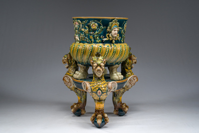 Jardini&egrave;re sur pi&eacute;tement tripode &agrave; d&eacute;cor de mascarons et de griffons en majolique dans le style de Minton, 19&egrave;me/20&egrave;me si&egrave;cle