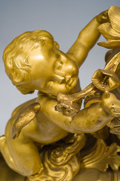 Exceptionnelle garniture de chemin&eacute;e Napol&eacute;on III d'une grande finesse en trois pi&egrave;ces en bronze dor&eacute; &agrave; d&eacute;cor floral et de putti, France, 19&egrave;me si&egrave;cle