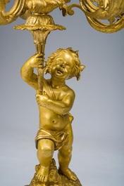 Exceptionnelle garniture de chemin&eacute;e Napol&eacute;on III d'une grande finesse en trois pi&egrave;ces en bronze dor&eacute; &agrave; d&eacute;cor floral et de putti, France, 19&egrave;me si&egrave;cle