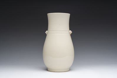 Vase de forme 'hu' en porcelaine de Chine en blanc monochrome, 19&egrave;me si&egrave;cle