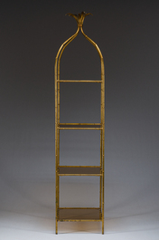 Etag&egrave;re &agrave; quatre niveaux en verre fum&eacute; et m&eacute;tal dor&eacute; imitant le bambou, circa 1960