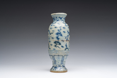 Vase en porcelaine de Chine en bleu et blanc &agrave; d&eacute;cor d'un dragon parmi des nuages, probablement Yuan