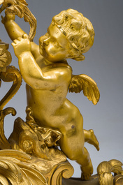 Exceptionnelle garniture de chemin&eacute;e Napol&eacute;on III d'une grande finesse en trois pi&egrave;ces en bronze dor&eacute; &agrave; d&eacute;cor floral et de putti, France, 19&egrave;me si&egrave;cle