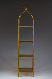 Etag&egrave;re &agrave; quatre niveaux en verre fum&eacute; et m&eacute;tal dor&eacute; imitant le bambou, circa 1960