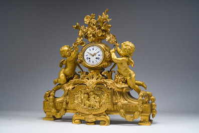 Exceptionnelle garniture de chemin&eacute;e Napol&eacute;on III d'une grande finesse en trois pi&egrave;ces en bronze dor&eacute; &agrave; d&eacute;cor floral et de putti, France, 19&egrave;me si&egrave;cle