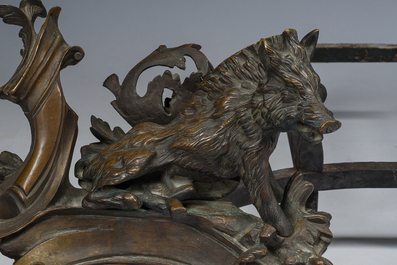 Paire de chenets de style Louis XV en bronze &agrave; d&eacute;cor de sanglier et de cerf &agrave; la mani&egrave;re de Quentin Claude Pitoin (1725-1777), vers 1900