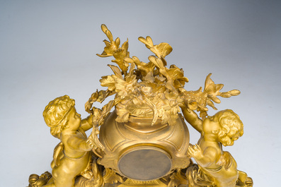 Exceptionnelle garniture de chemin&eacute;e Napol&eacute;on III d'une grande finesse en trois pi&egrave;ces en bronze dor&eacute; &agrave; d&eacute;cor floral et de putti, France, 19&egrave;me si&egrave;cle