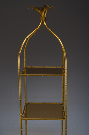 Etag&egrave;re &agrave; quatre niveaux en verre fum&eacute; et m&eacute;tal dor&eacute; imitant le bambou, circa 1960