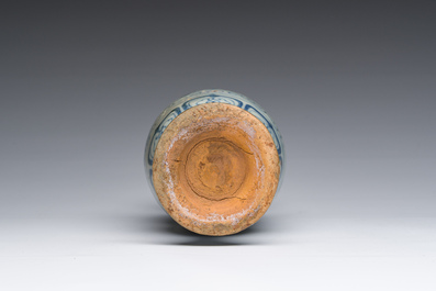 Vase en porcelaine de Chine en bleu et blanc &agrave; d&eacute;cor d'un dragon parmi des nuages, probablement Yuan