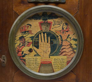 Machine &agrave; sous 'Votre Ligne' en bois &agrave; pr&eacute;dire l'avenir, 'La Gitane-Gypsy', Bussoz, France, ann&eacute;es 30