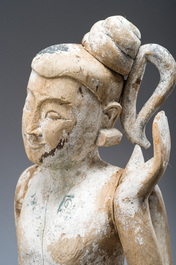 Paire de figurine en bois patin&eacute; repr&eacute;sentant des porteurs de gong, Birmanie, 19&egrave;me si&egrave;cle