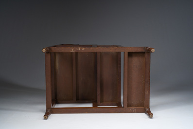 Escalier de biblioth&egrave;que en acajou rev&ecirc;tue de cuir et transformable en table d'appoint, Angleterre, &eacute;poque victorienne, vers 1900