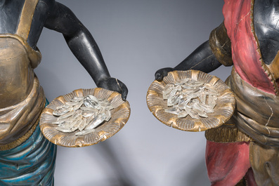 Grande paire de torch&egrave;res dites 'Aux Maures' &agrave; cinq lumi&egrave;res en bois sculpt&eacute; et polychrom&eacute;, Italie, Venise, vers 1900