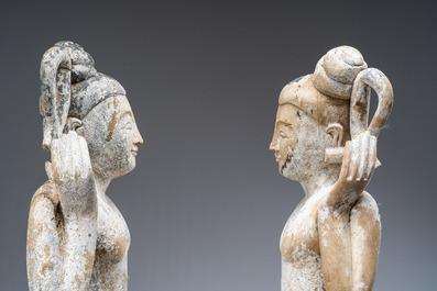 Paire de figurine en bois patin&eacute; repr&eacute;sentant des porteurs de gong, Birmanie, 19&egrave;me si&egrave;cle