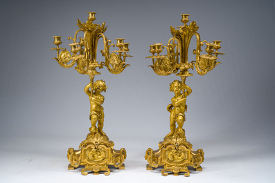 Exceptionnelle garniture de chemin&eacute;e Napol&eacute;on III d'une grande finesse en trois pi&egrave;ces en bronze dor&eacute; &agrave; d&eacute;cor floral et de putti, France, 19&egrave;me si&egrave;cle