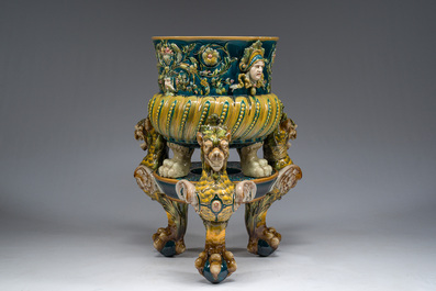 Jardini&egrave;re sur pi&eacute;tement tripode &agrave; d&eacute;cor de mascarons et de griffons en majolique dans le style de Minton, 19&egrave;me/20&egrave;me si&egrave;cle