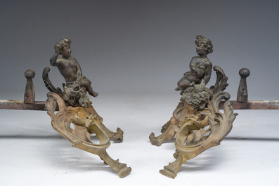 Paire de chenets en bronze partiellement dor&eacute; et patin&eacute; de style Louis XV &agrave; d&eacute;cor de putto, France, ca. 1900