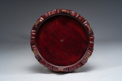 Een grote Chinese Kanton famille rose vaas met strijd- en paleissc&egrave;nes op een houten voet, 19de eeuw