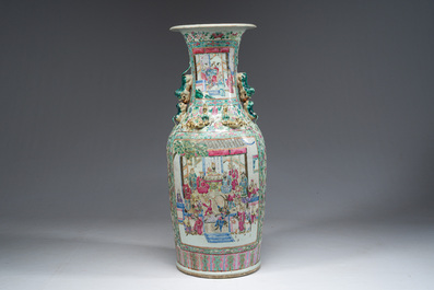 Een grote Chinese Kanton famille rose vaas met strijd- en paleissc&egrave;nes op een houten voet, 19de eeuw