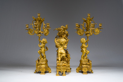 Exceptionnelle garniture de chemin&eacute;e Napol&eacute;on III d'une grande finesse en trois pi&egrave;ces en bronze dor&eacute; &agrave; d&eacute;cor floral et de putti, France, 19&egrave;me si&egrave;cle