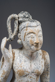 Paire de figurine en bois patin&eacute; repr&eacute;sentant des porteurs de gong, Birmanie, 19&egrave;me si&egrave;cle