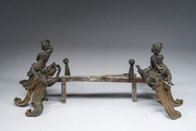 Paire de chenets en bronze partiellement dor&eacute; et patin&eacute; de style Louis XV &agrave; d&eacute;cor de putto, France, ca. 1900