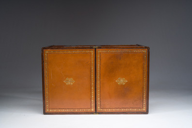 Escalier de biblioth&egrave;que en acajou rev&ecirc;tue de cuir et transformable en table d'appoint, Angleterre, &eacute;poque victorienne, vers 1900