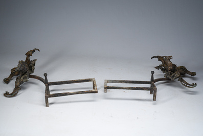 Paire de chenets de style Louis XV en bronze &agrave; d&eacute;cor de sanglier et de cerf &agrave; la mani&egrave;re de Quentin Claude Pitoin (1725-1777), vers 1900