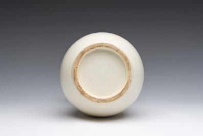 Vase de forme 'hu' en porcelaine de Chine en blanc monochrome, 19&egrave;me si&egrave;cle