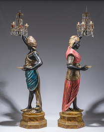Grande paire de torch&egrave;res dites 'Aux Maures' &agrave; cinq lumi&egrave;res en bois sculpt&eacute; et polychrom&eacute;, Italie, Venise, vers 1900
