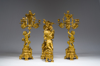 Exceptionnelle garniture de chemin&eacute;e Napol&eacute;on III d'une grande finesse en trois pi&egrave;ces en bronze dor&eacute; &agrave; d&eacute;cor floral et de putti, France, 19&egrave;me si&egrave;cle