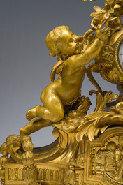 Exceptionnelle garniture de chemin&eacute;e Napol&eacute;on III d'une grande finesse en trois pi&egrave;ces en bronze dor&eacute; &agrave; d&eacute;cor floral et de putti, France, 19&egrave;me si&egrave;cle