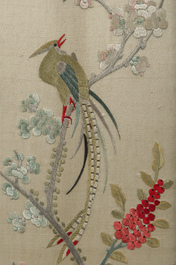 Quatre broderies verticales sur soie &agrave; d&eacute;cor d'oiseaux parmi des branches fleuries, Chine, 20&egrave;me si&egrave;cle