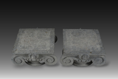 Paire de chapiteaux ioniques en pierre bleue sculpt&eacute;e, probablement France, 19&egrave;me si&egrave;cle