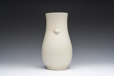 Vase de forme 'hu' en porcelaine de Chine en blanc monochrome, 19&egrave;me si&egrave;cle