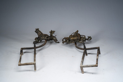 Paire de chenets de style Louis XV en bronze &agrave; d&eacute;cor de sanglier et de cerf &agrave; la mani&egrave;re de Quentin Claude Pitoin (1725-1777), vers 1900