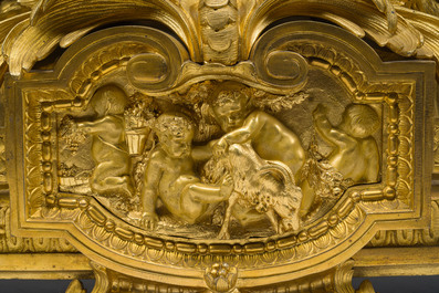 Exceptionnelle garniture de chemin&eacute;e Napol&eacute;on III d'une grande finesse en trois pi&egrave;ces en bronze dor&eacute; &agrave; d&eacute;cor floral et de putti, France, 19&egrave;me si&egrave;cle