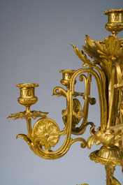 Exceptionnelle garniture de chemin&eacute;e Napol&eacute;on III d'une grande finesse en trois pi&egrave;ces en bronze dor&eacute; &agrave; d&eacute;cor floral et de putti, France, 19&egrave;me si&egrave;cle