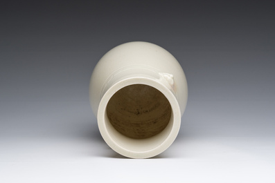 Vase de forme 'hu' en porcelaine de Chine en blanc monochrome, 19&egrave;me si&egrave;cle