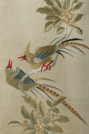 Quatre broderies verticales sur soie &agrave; d&eacute;cor d'oiseaux parmi des branches fleuries, Chine, 20&egrave;me si&egrave;cle