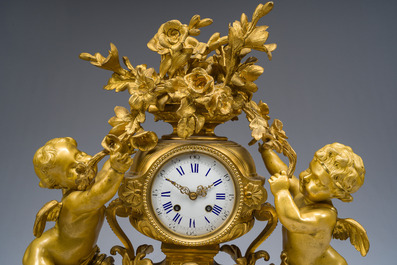 Exceptionnelle garniture de chemin&eacute;e Napol&eacute;on III d'une grande finesse en trois pi&egrave;ces en bronze dor&eacute; &agrave; d&eacute;cor floral et de putti, France, 19&egrave;me si&egrave;cle