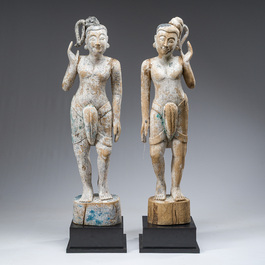 Paire de figurine en bois patin&eacute; repr&eacute;sentant des porteurs de gong, Birmanie, 19&egrave;me si&egrave;cle