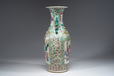 Een grote Chinese Kanton famille rose vaas met strijd- en paleissc&egrave;nes op een houten voet, 19de eeuw